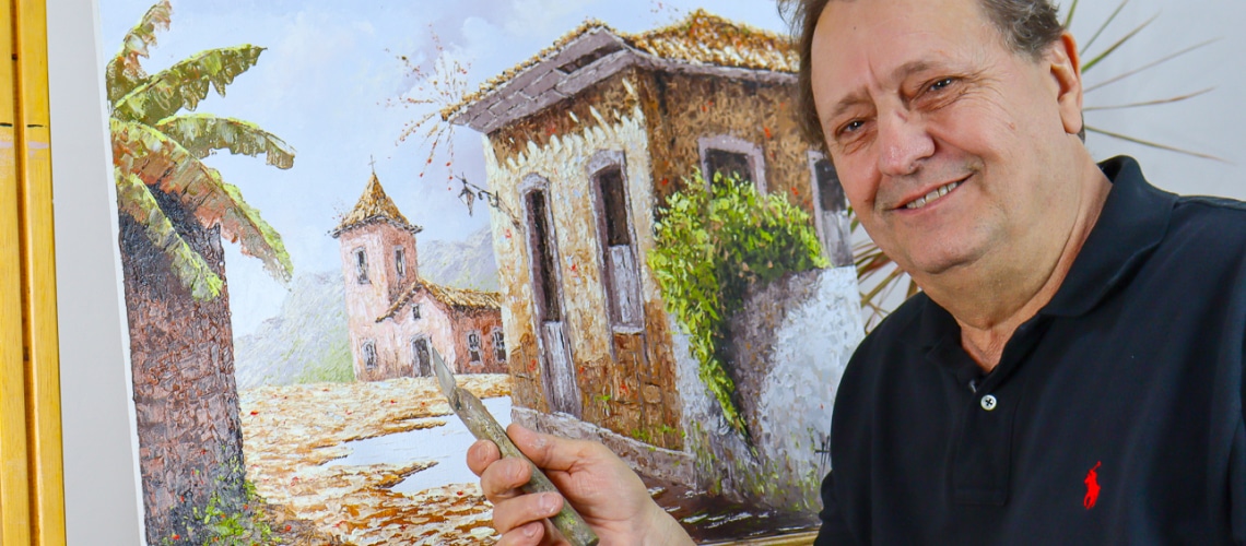 Um pintor habilidoso está pintando em uma tela em uma exposição local